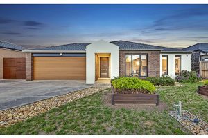 Polished retreat: 14 Roma Court, Taylors Hill, 3037