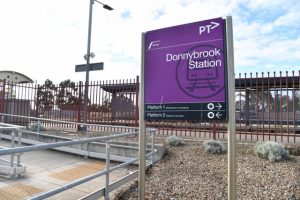 Warning against risky behaviour at level crossing