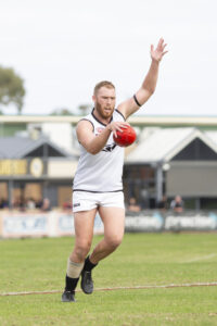 Elliott departs Magpies