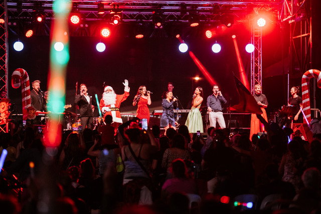 Hume decks the halls