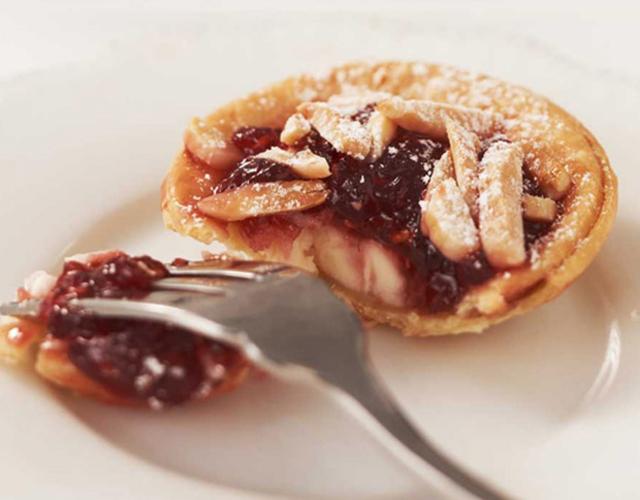 Raspberries and cream Christmas tarts